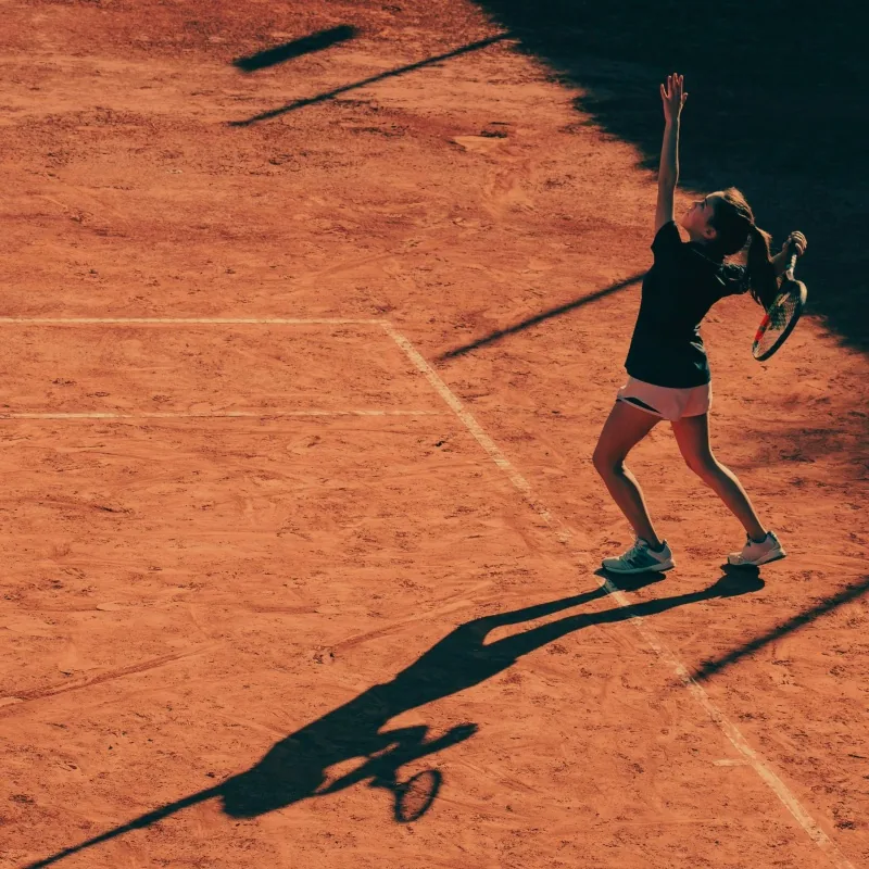 Court de tennis en terre battue dans un club FFT