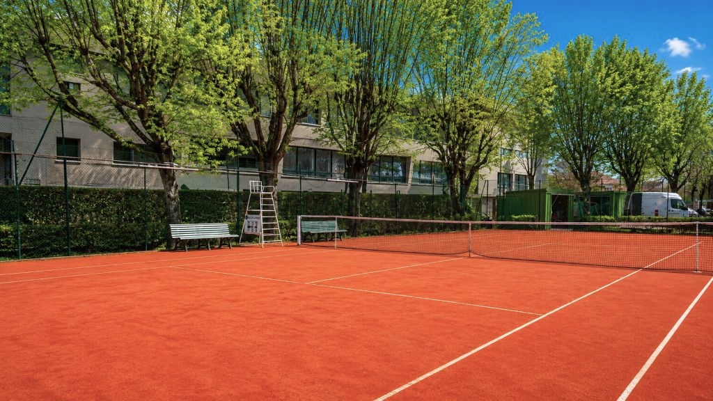 Le même court, 11 mois plus tard. Rouge vif, jouable, sans aucune remise en état.