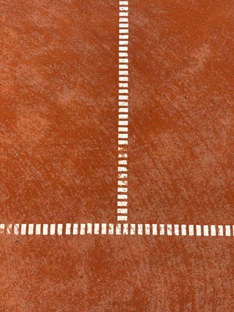 Court de tennis en terre battue dans un club FFT
