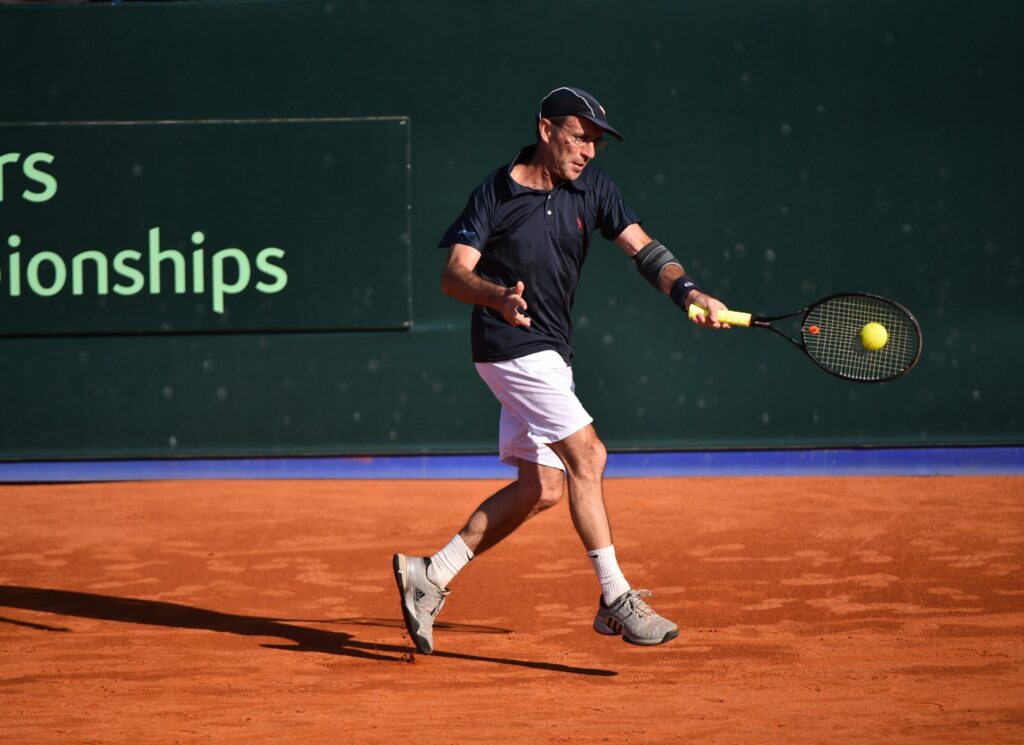 Bruno Renoult jouant au tennis sur terre battue